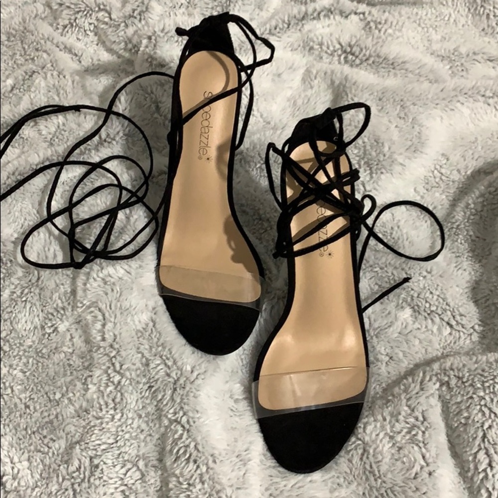 Heeled Sandal with strings